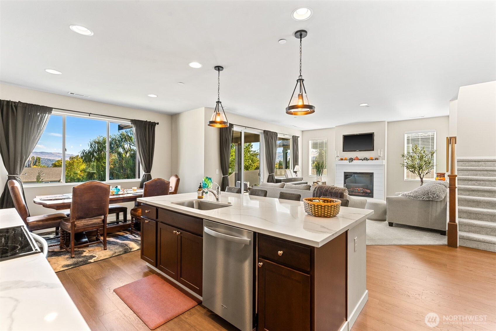 143 Sienna Road Wenatchee, WA 98801 - Photo 11 of 40 a view of a workspace with furniture and a window