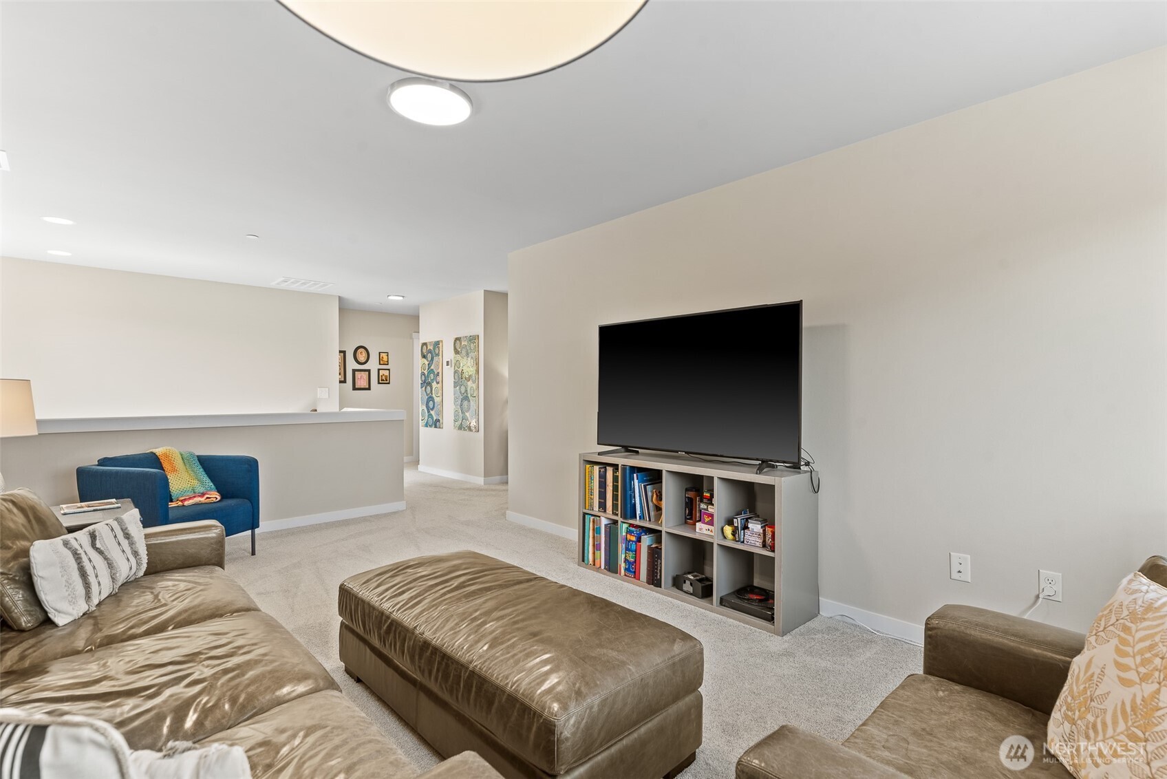 143 Sienna Road Wenatchee, WA 98801 - Photo 22 of 40 a living room with furniture and a shelf