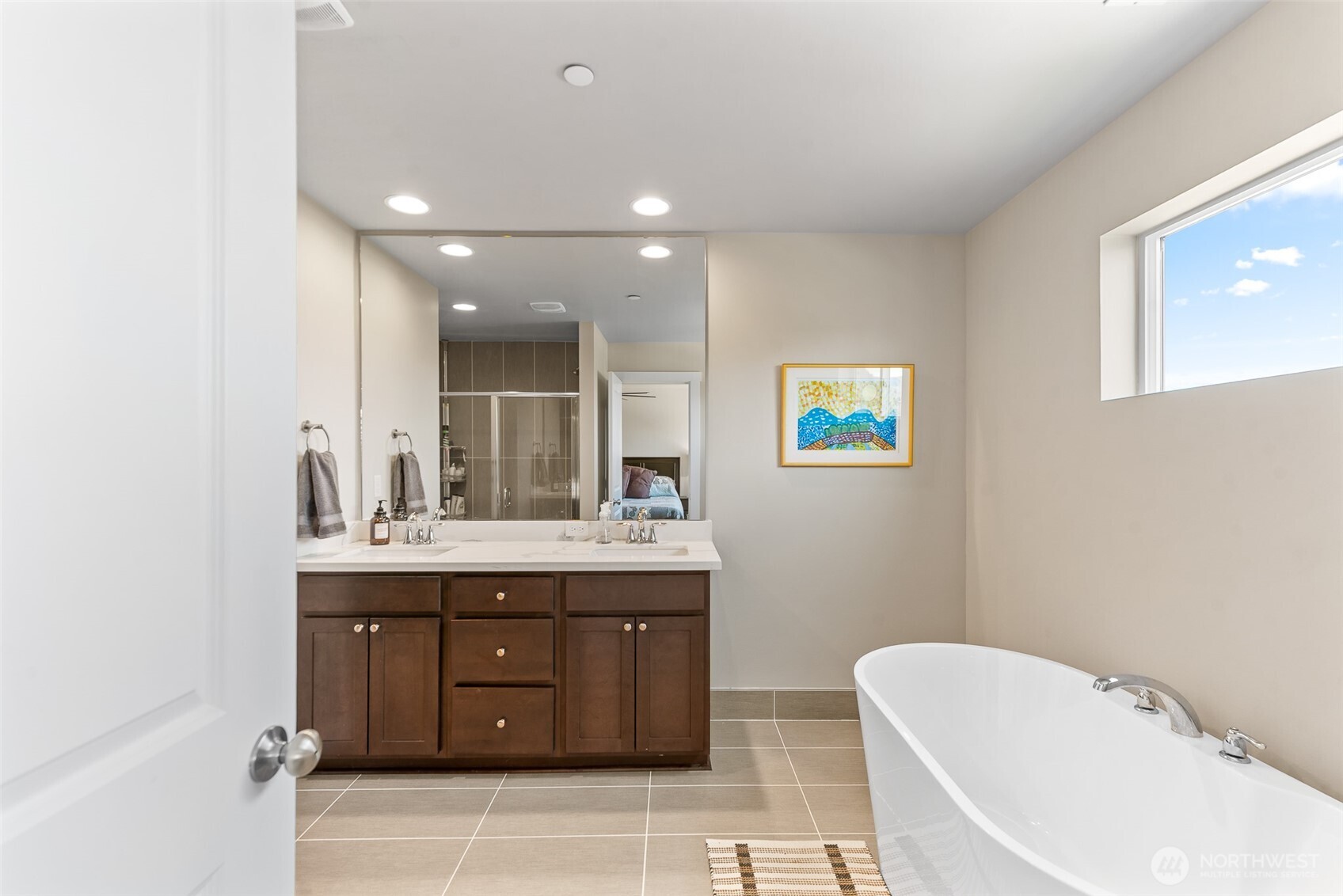 143 Sienna Road Wenatchee, WA 98801 - Photo 25 of 40 a bathroom with a sink a toilet and a bathtub