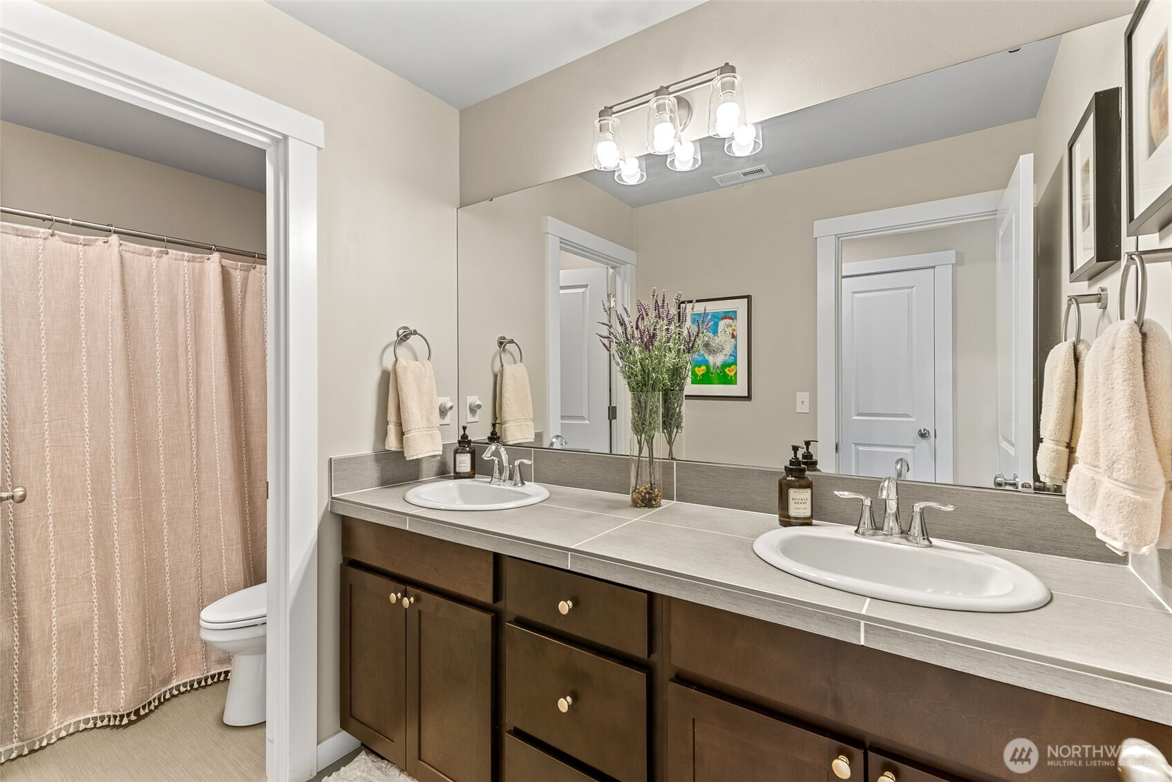 143 Sienna Road Wenatchee, WA 98801 - Photo 30 of 40 a bathroom with a double vanity sink and a mirror