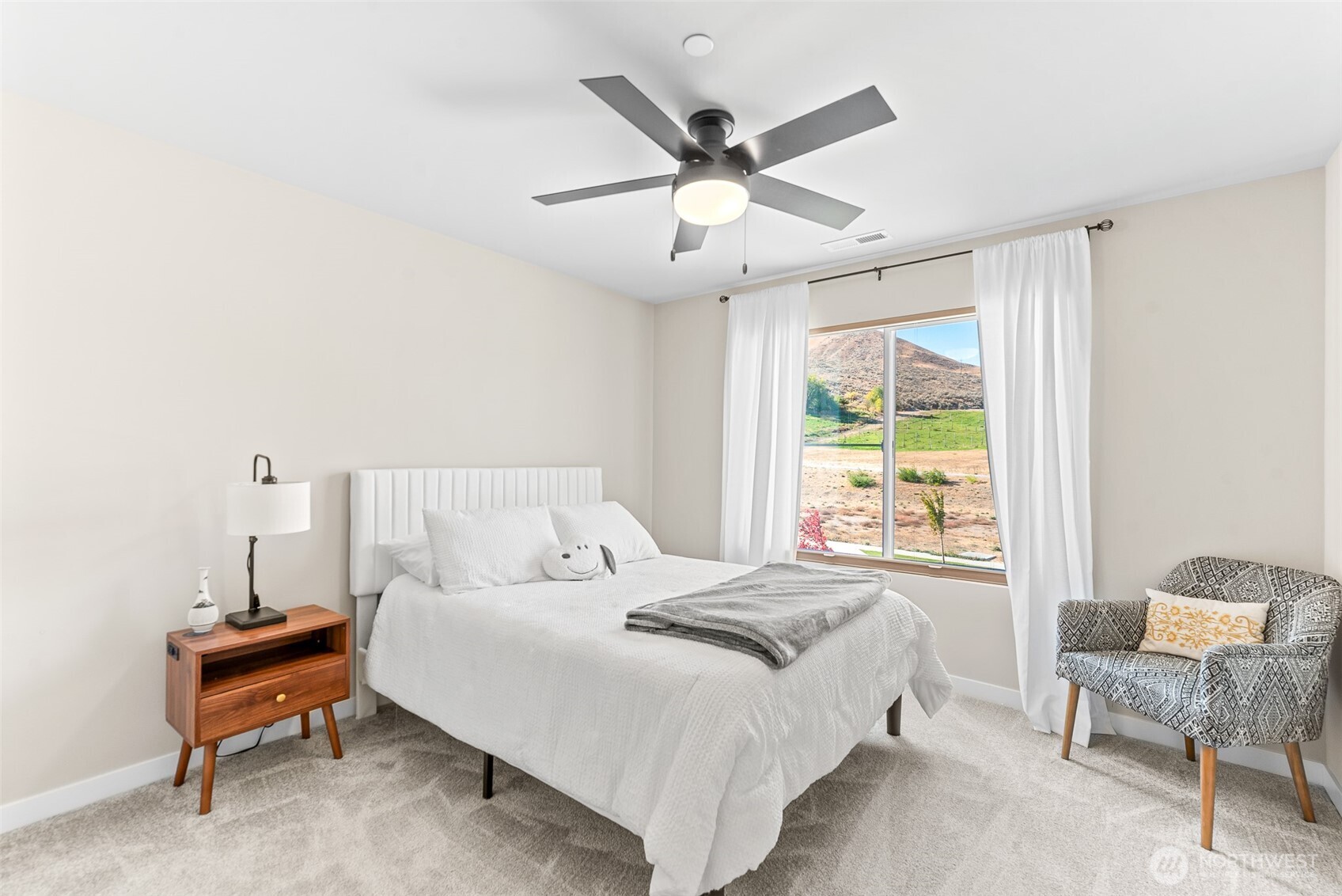 143 Sienna Road Wenatchee, WA 98801 - Photo 32 of 40 a bedroom with a bed and a window