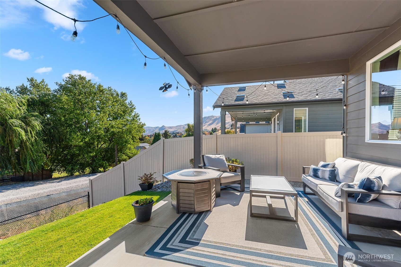 143 Sienna Road Wenatchee, WA 98801 - Photo 39 of 40 a view of a patio with a dining table and chairs with wooden floor