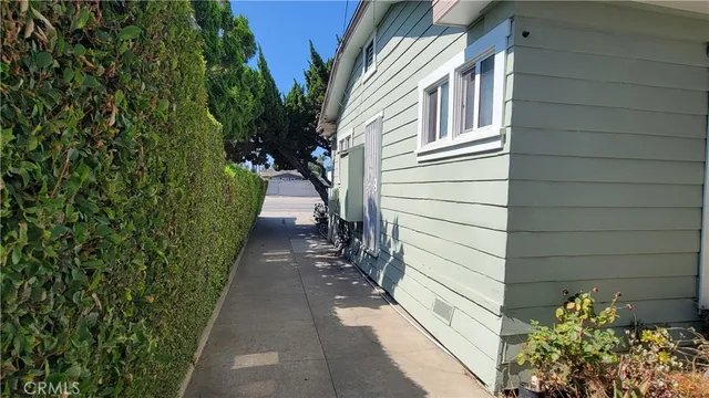 a view of a pathway with a yard