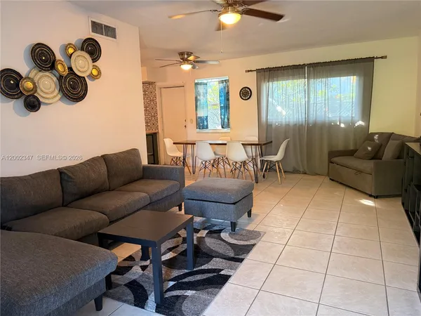 $1,950 | 1104 North 17th Court, Unit 107, Hollywood, FL 33020