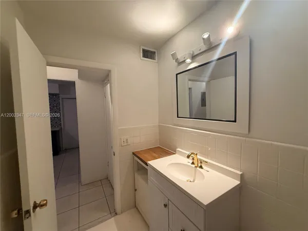 $1,950 | 1104 North 17th Court, Unit 107, Hollywood, FL 33020