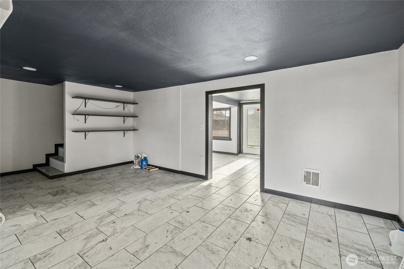 100 Main Street Kittitas, WA 98934 - Photo 5 of 7 an empty room with windows