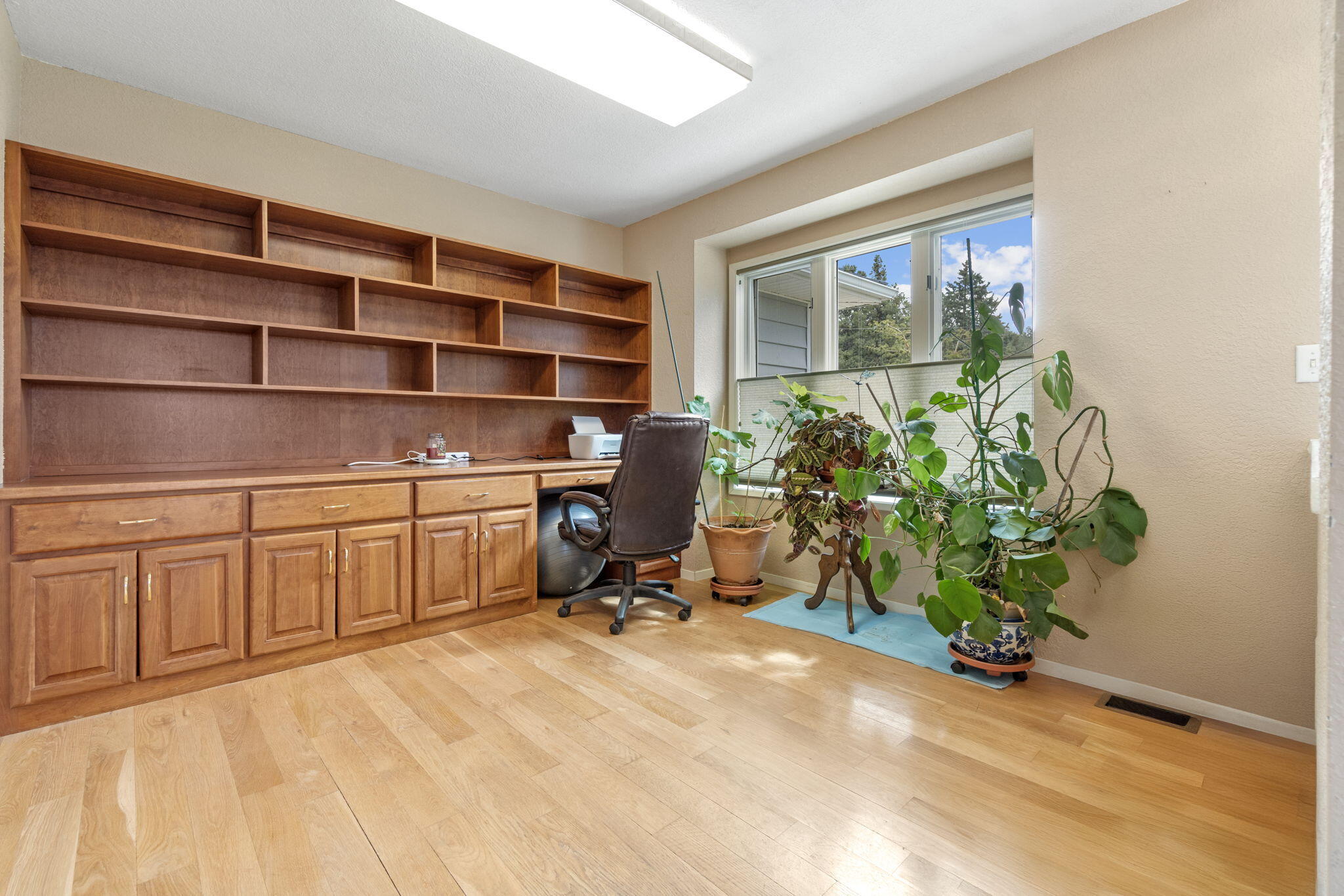 17722 Pope Road Merrill, OR 97633 - Photo 12 of 61 a workspace with furniture and window