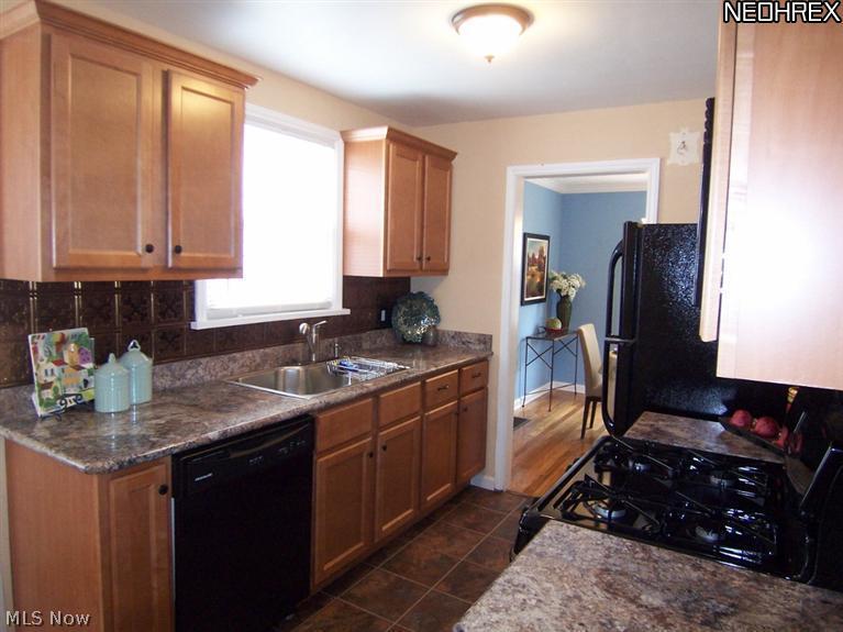 4089 Bushnell Road University Heights, OH 44121 - Photo 7 of 25 Kitchen with all appliances including built-in microwave