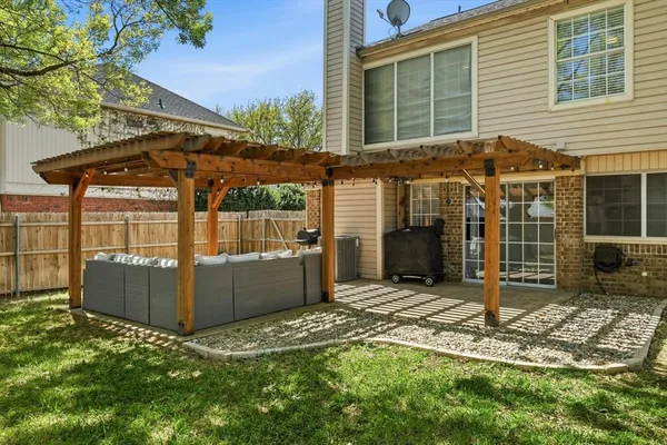 a view of a backyard
