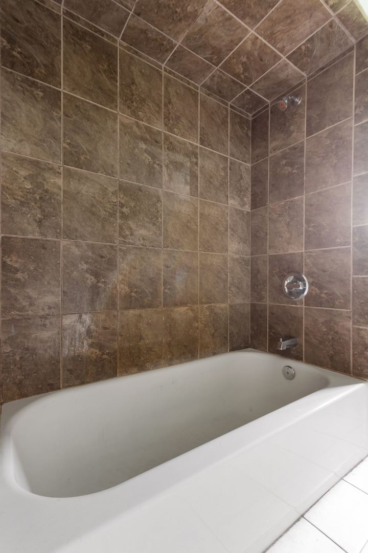N659 Old Kirk Road West Chicago, IL 60185 - Photo 11 of 24 a bathroom with a bathtub