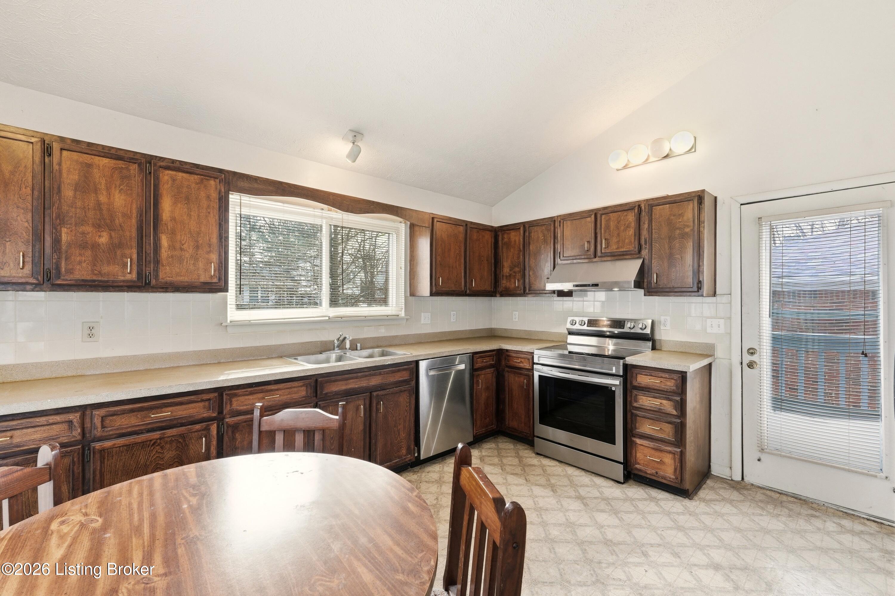 7317 Ridge Creek Road Louisville, KY 40291 - Photo 8 of 42 10_7317ridgecreek_louisvillerealestateme
