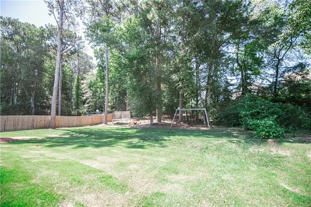 a view of a back yard