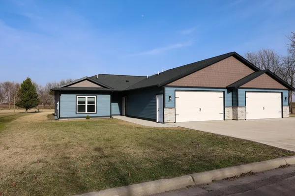 $259,000 | 800 Elm Drive, Fairfax, MN 55332