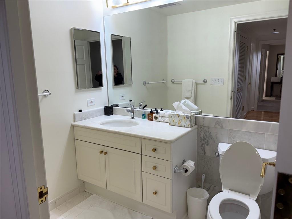 75 14th Street Northeast, Unit 3650 Atlanta, GA 30309 - Photo 20 of 25 a bathroom with a toilet sink and mirror