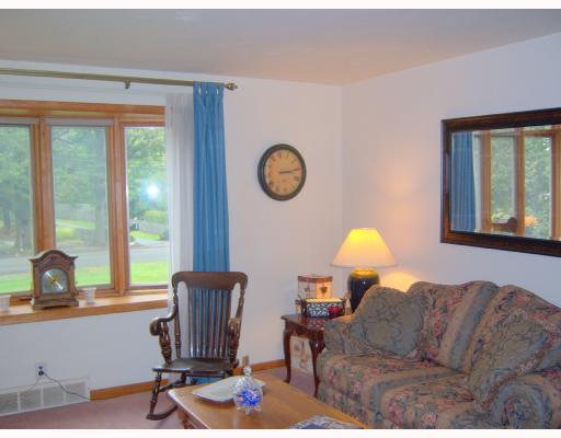 628 Field Club Road Pittsburgh, PA 15238 - Photo 3 of 18 Living Room.