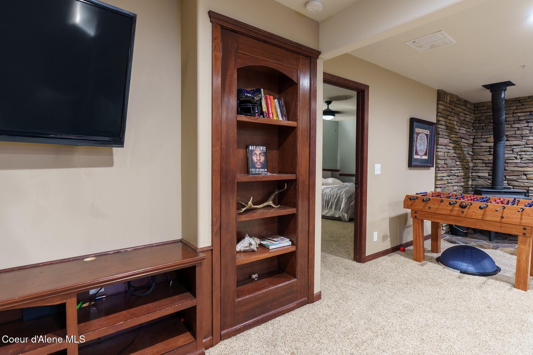 14558 North Saddle Ridge Road Rathdrum, ID 83858 - Photo 33 of 58 Is it a built in bookshelf