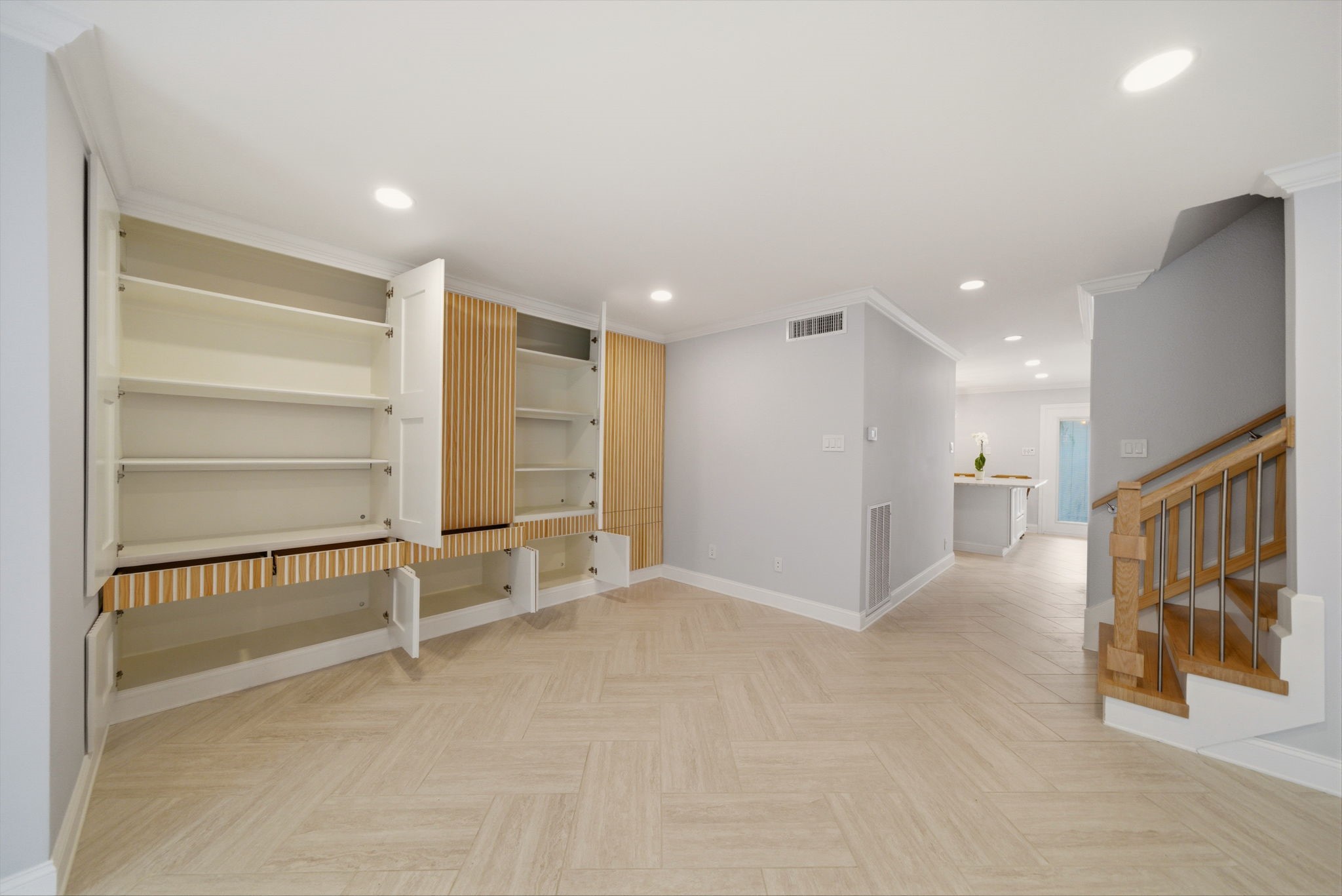 6452 Burgoyne Road, Unit 100 Houston, TX 77057 - Photo 5 of 44 a view of an empty room with a window