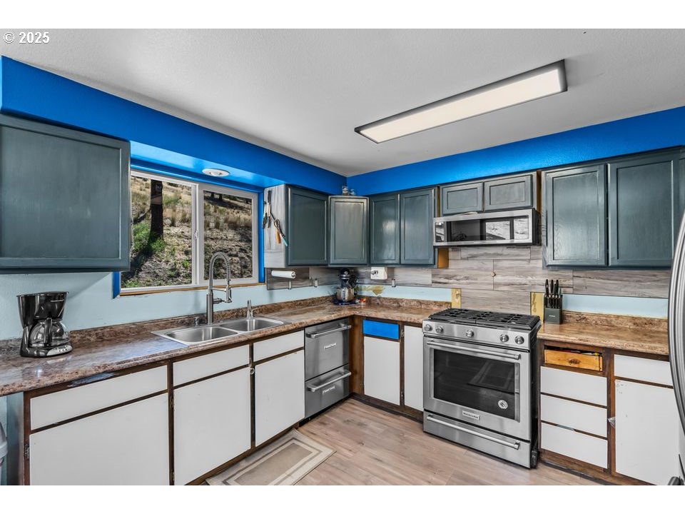 4800 Mill Creek Road Prineville, OR 97754 - Photo 12 of 40 a kitchen with stainless steel appliances granite countertop a sink stove and cabinets