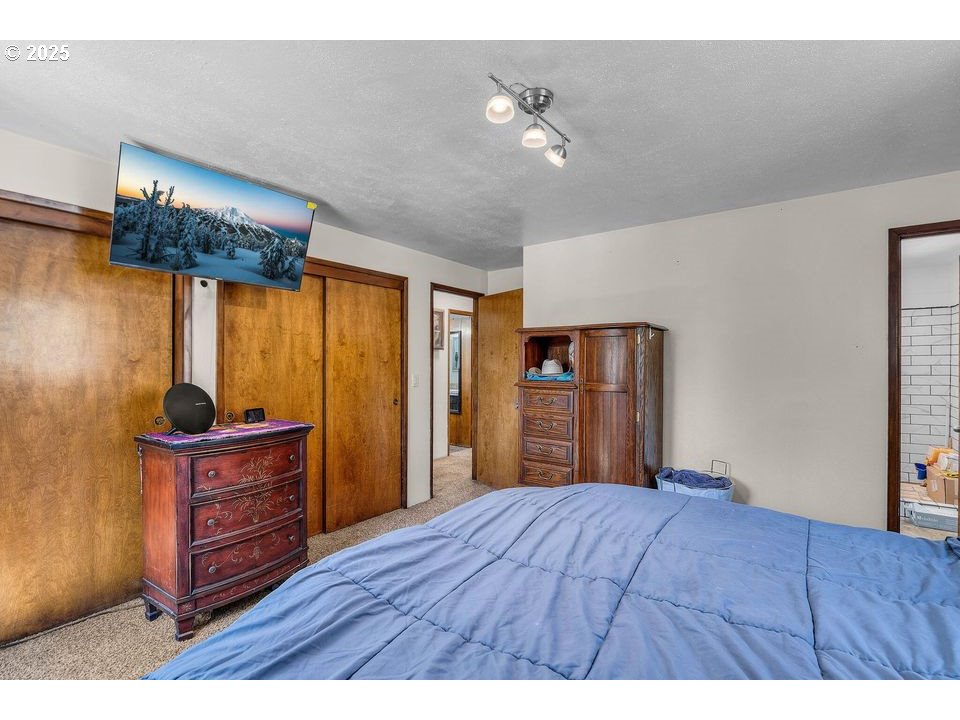 4800 Mill Creek Road Prineville, OR 97754 - Photo 16 of 40 a bedroom with a bed and a dresser