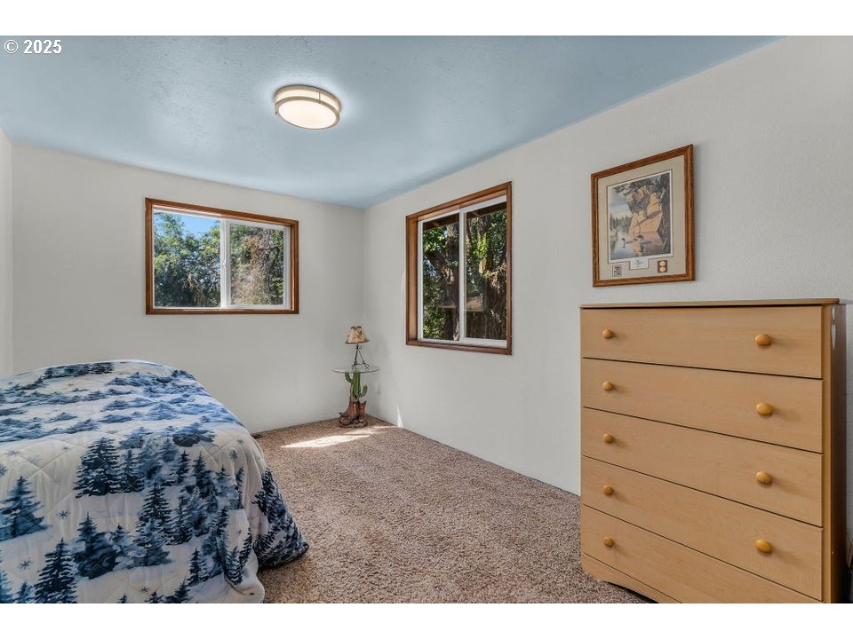 4800 Mill Creek Road Prineville, OR 97754 - Photo 18 of 40 a bedroom with a bed and a window