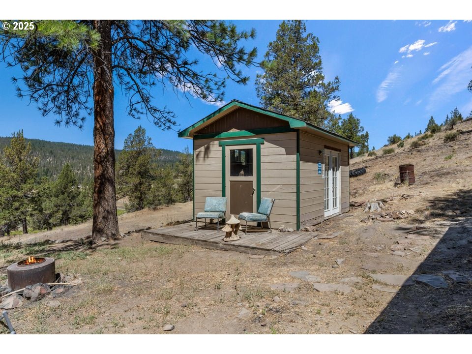 4800 Mill Creek Road Prineville, OR 97754 - Photo 23 of 40 a front view of a house with a yard