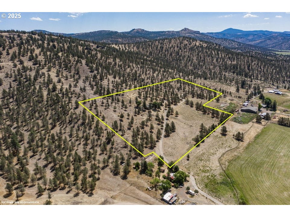 4800 Mill Creek Road Prineville, OR 97754 - Photo 27 of 40 a view of a city with mountain view