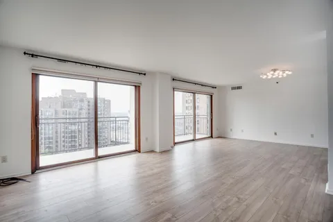 $160,000 | 1225 Lasalle Avenue, Unit 1704, Minneapolis, MN 55403