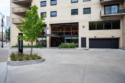 $160,000 | 1225 Lasalle Avenue, Unit 1704, Minneapolis, MN 55403