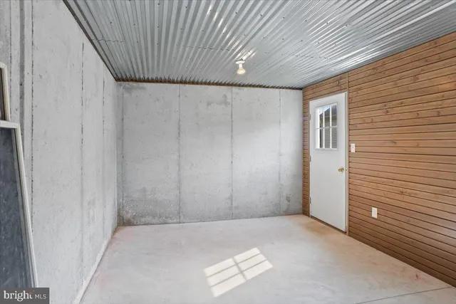 a black and white photo of a picture