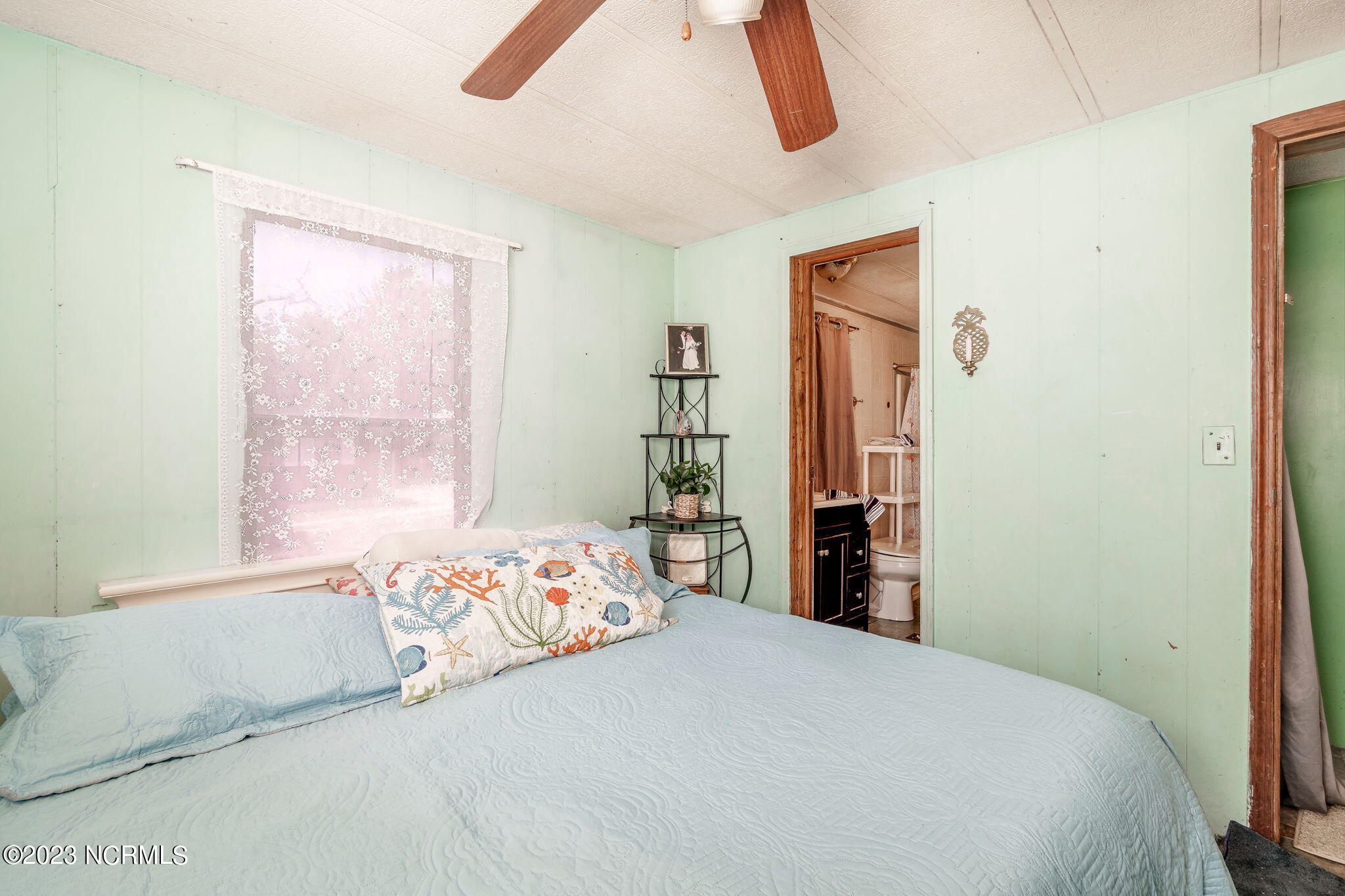 115 Conway Road Beaufort, NC 28516 - Photo 14 of 28 Primary bedroom suite