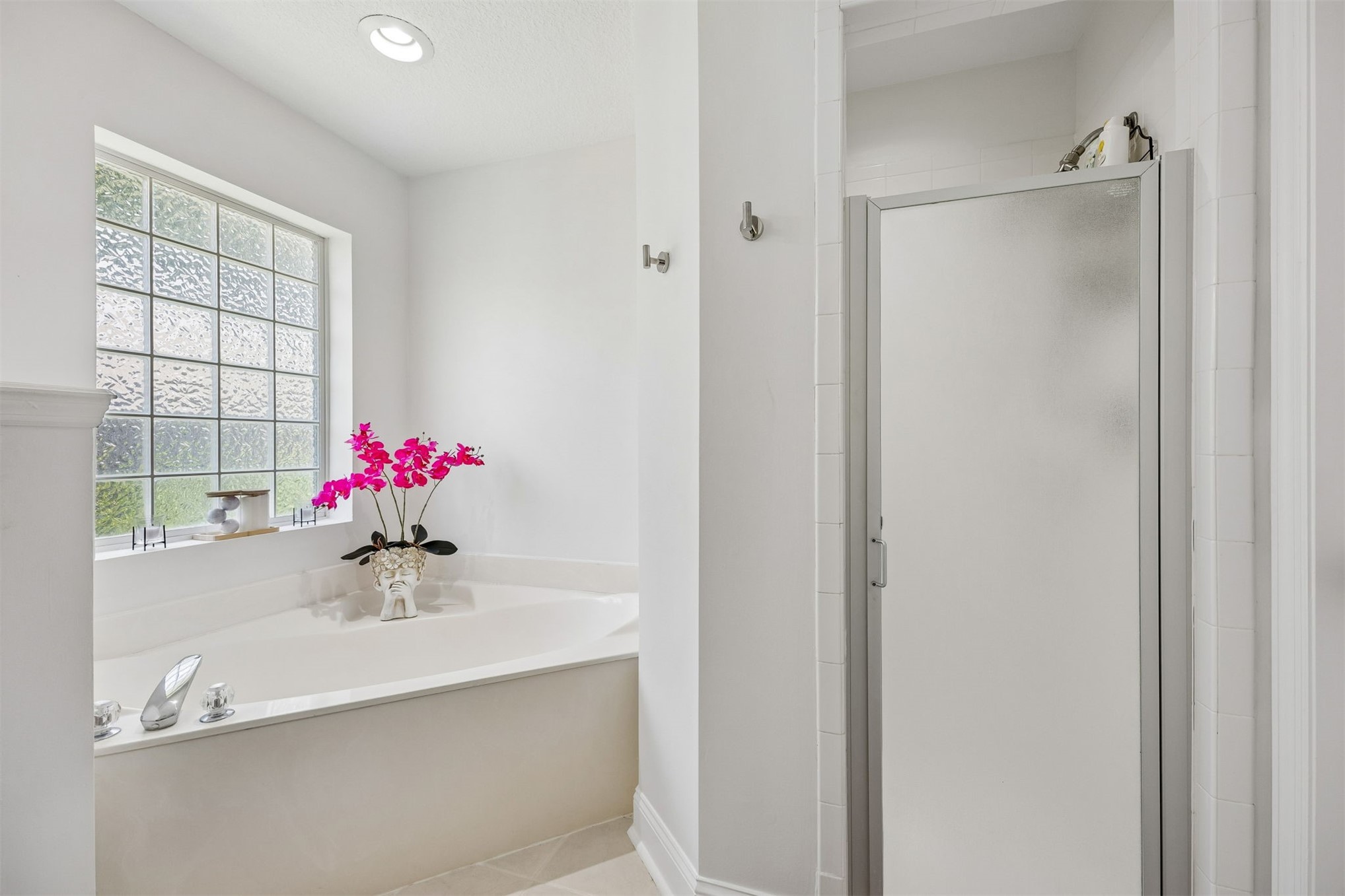 86107 Remsenburg Drive Fernandina Beach, FL 32034 - Photo 17 of 58 a bathroom with a sink shower and a mirror