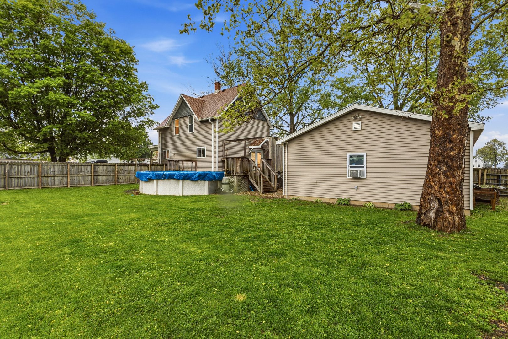 419 South Hamilton Street McLean, IL 61754 - Photo 33 of 41 a house view with a garden space