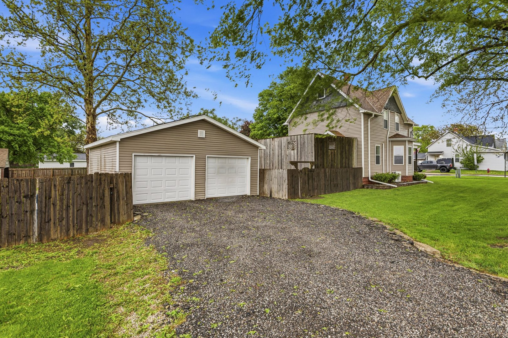 419 South Hamilton Street McLean, IL 61754 - Photo 5 of 41 a front view of house with yard and green space
