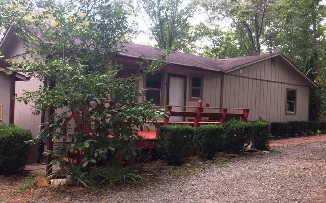 a view of a house with backyard and garden