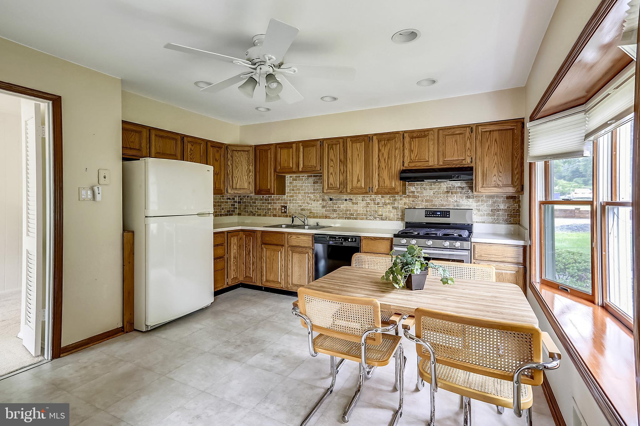 16617 Cashell Road Rockville, MD 20853 - Photo 3 of 28 Spacious eat-in Kitchen with Bay Window