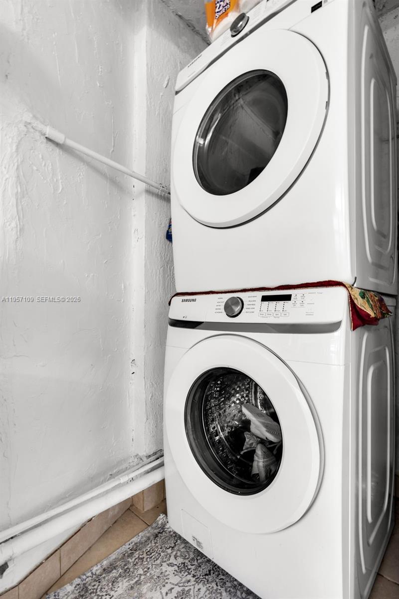 7531 West 29th Way, Unit 7531 Hialeah, FL 33018 - Photo 25 of 30 a utility room with dryer and washer