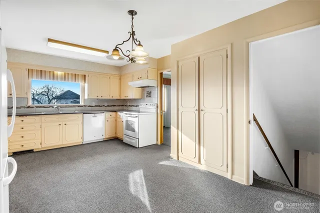 $299,000 | 319 East 3rd Street, Lind, WA 99341