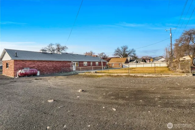 $299,000 | 319 East 3rd Street, Lind, WA 99341