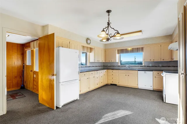 $299,000 | 319 East 3rd Street, Lind, WA 99341