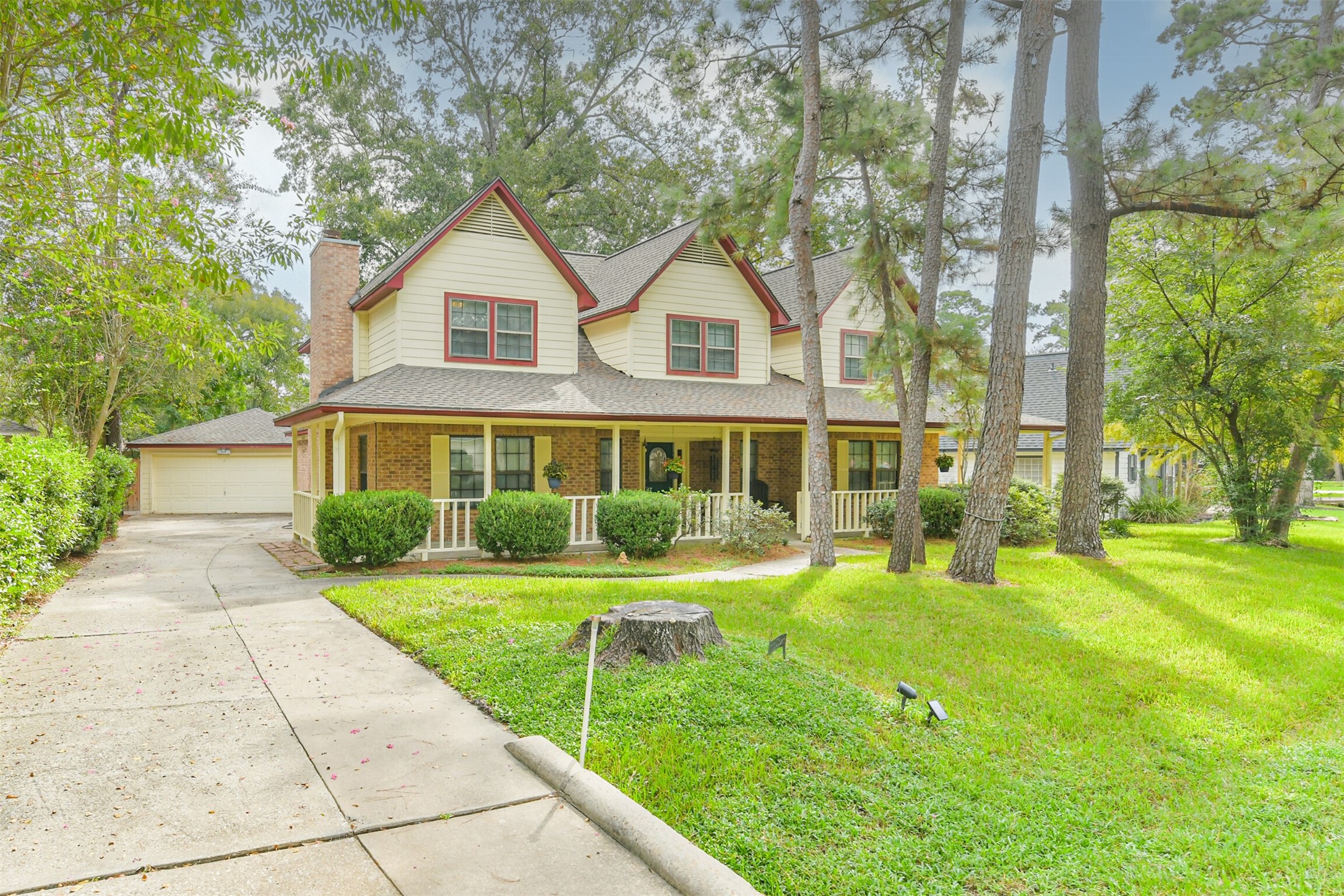 6 Amara Court The Woodlands, TX 77381 - Photo 2 of 23 Gallery Image 2