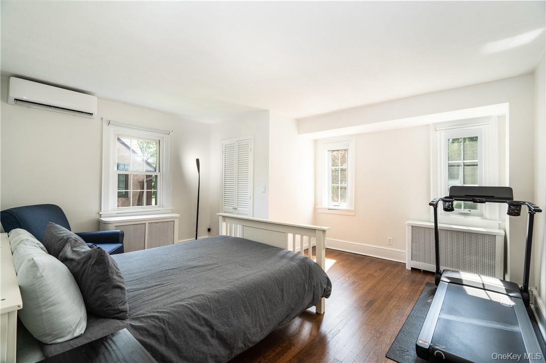 19 Hamilton Road Scarsdale, NY 10583 - Photo 15 of 22 Family bedroom