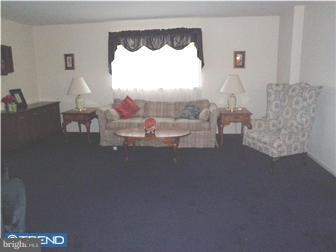 3838 Greenacres Road Philadelphia, PA 19154 - Photo 5 of 12 Living Room