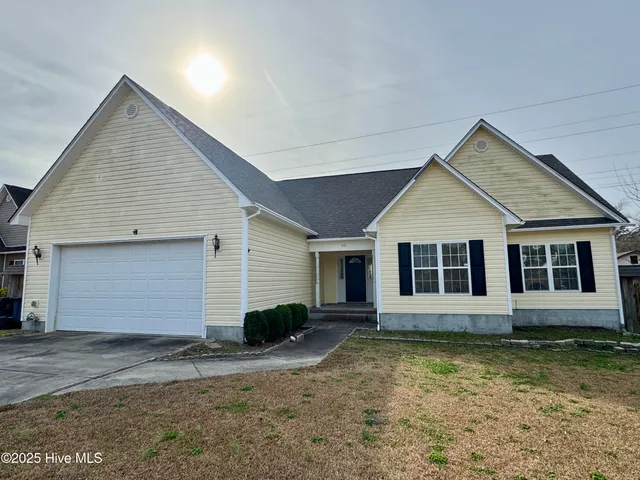 $1,500 | 301 West Willowood Lane, Jacksonville, NC 28546