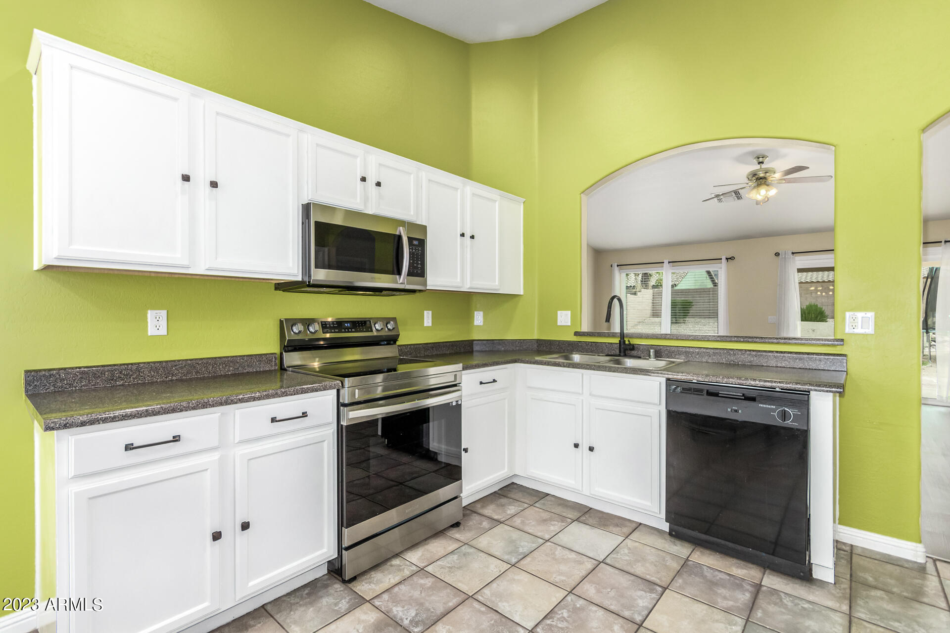 939 East Beverly Road Phoenix, AZ 85042 - Photo 8 of 24 0014-14 - Beverly 939