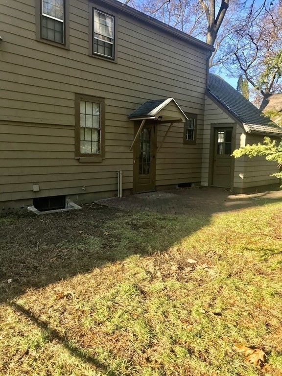 817 Dickinson Street Springfield, MA 01108 - Photo 23 of 31