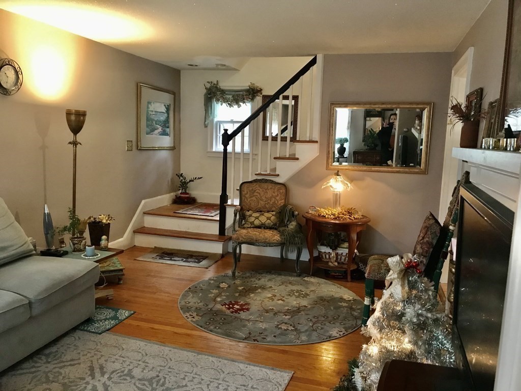 817 Dickinson Street Springfield, MA 01108 - Photo 3 of 31