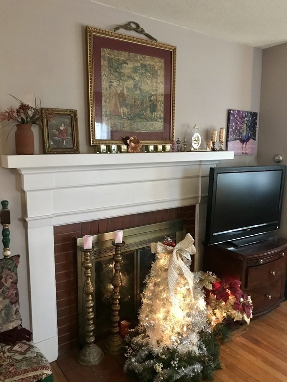 817 Dickinson Street Springfield, MA 01108 - Photo 4 of 31