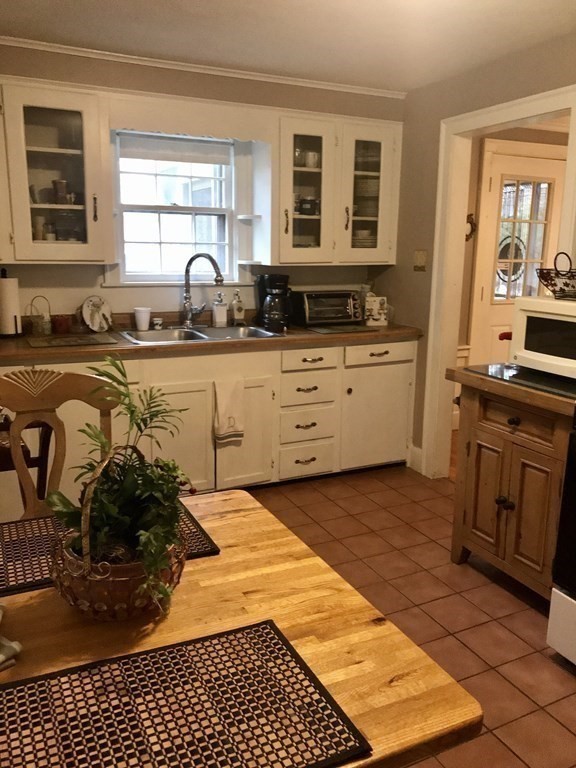 817 Dickinson Street Springfield, MA 01108 - Photo 7 of 31