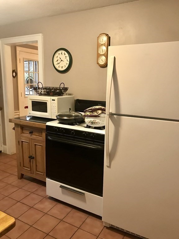 817 Dickinson Street Springfield, MA 01108 - Photo 8 of 31