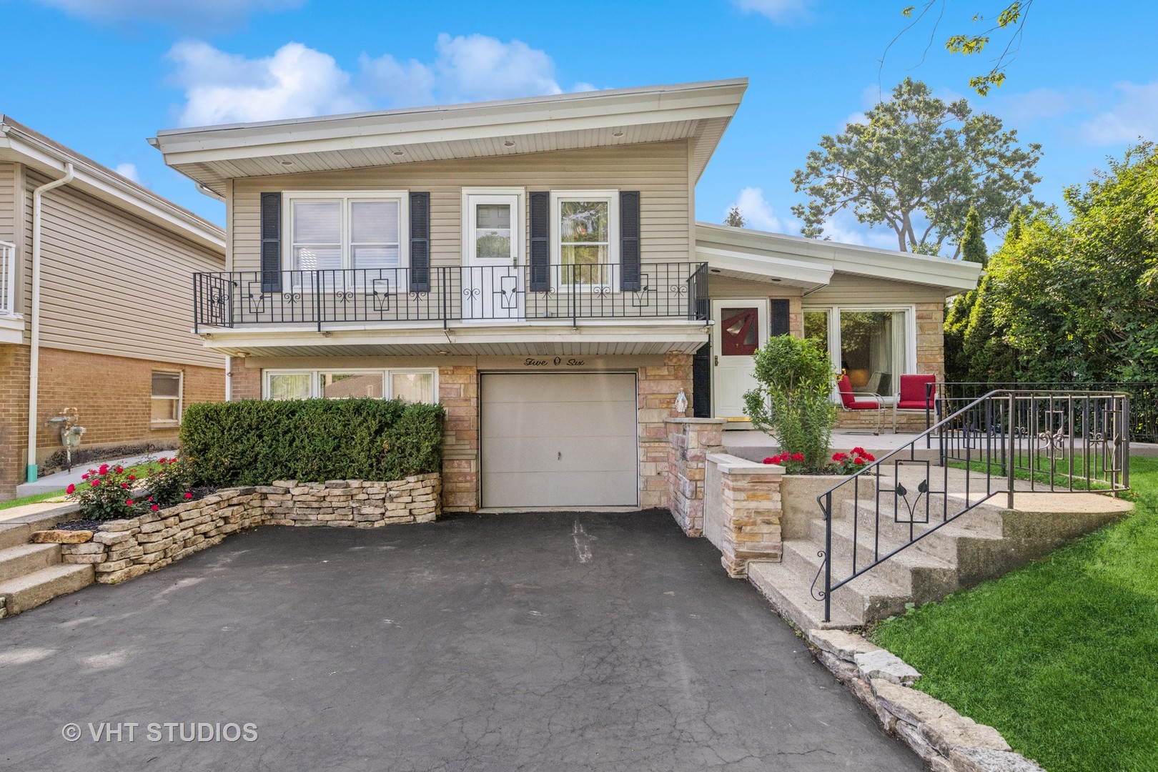 506 South Charleton Street Willow Springs, IL 60480 - Photo 1 of 21 front view of a house with a yard
